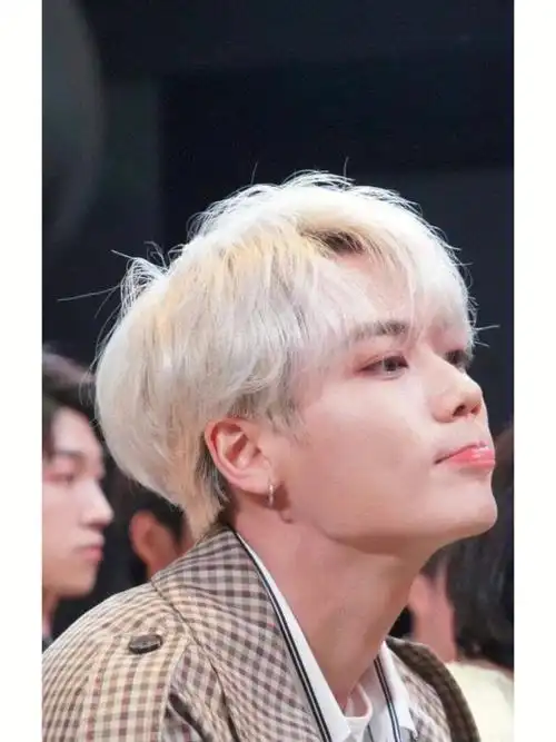 2022林彦俊银发小可爱嘴巴嘟嘟壁纸454