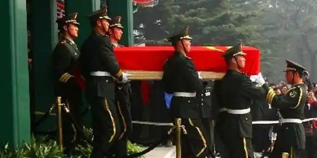 钱学森葬礼三军仪仗队抬棺数10万人送行第二天天降大雪