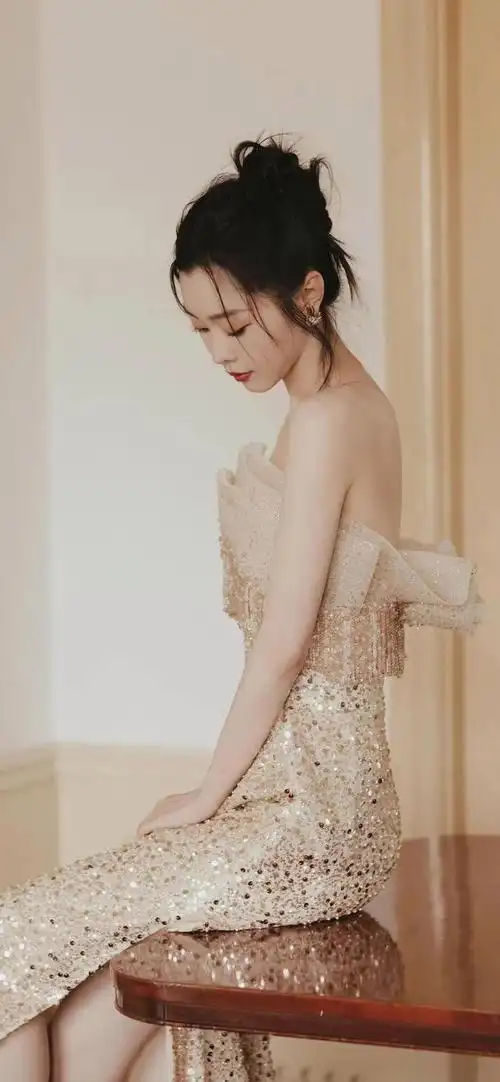 美女壁纸,宋轶穿哪套礼服好看,是雾霾蓝,是香槟色,还是红色