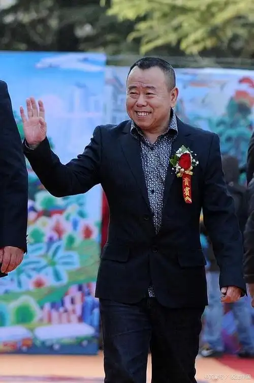 潘长江,中国男演员,喜剧大师,因其擅长把传统,现代文化与时势大事结合