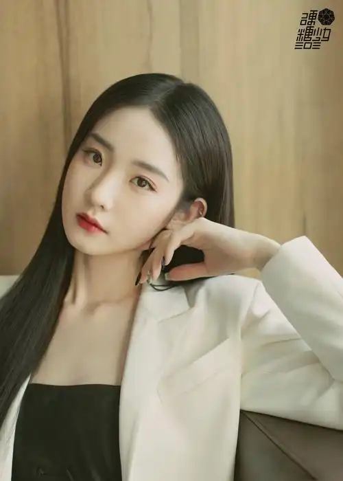 张艺凡身着白色极简西装内搭皮裙,气场满分,墨镜点缀增添飒气__财经