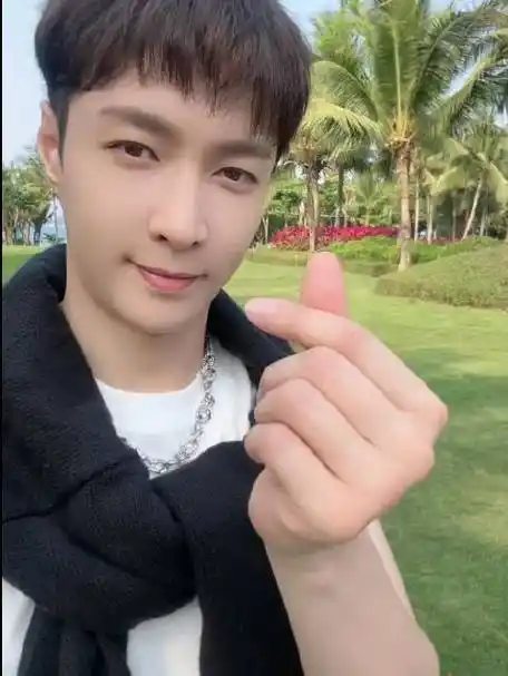 张艺兴比心送节日祝福