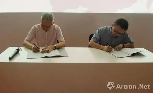 坦博艺苑创办者白十源(左)与雅昌华东运营中心总经理戴虎(右)签约战略
