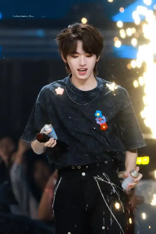 宋亚轩澳门演唱会##时代少年团叁重楼暨出道四周年演唱会