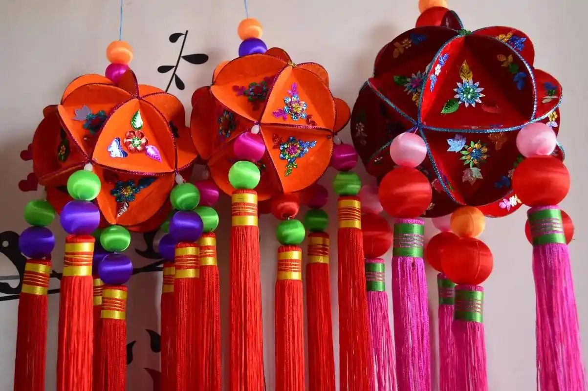 在农村喜欢做手工绣球的妹妹