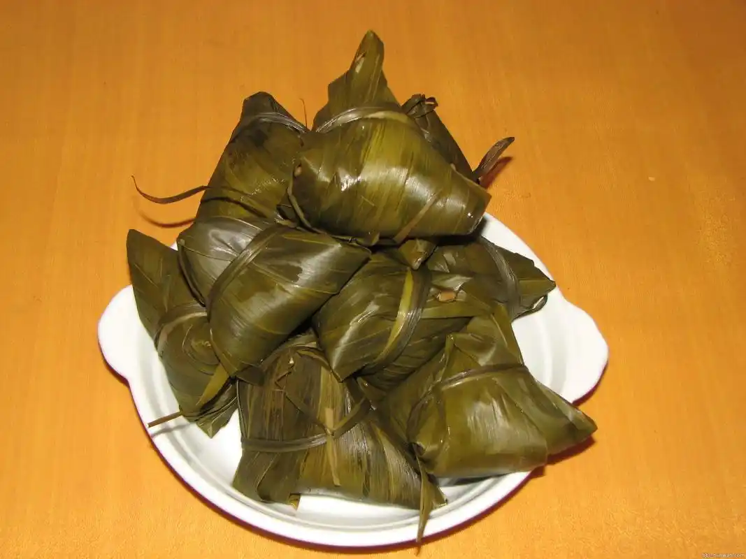 粽子的形状嘛,如下图,自我形容三角粽,我记忆中家里的粽子是甜的,白白