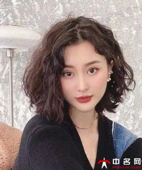 齐肩的中短发发尾也轻轻扣在脸颊,两侧打造出外翘的烫发,很俏皮可爱的