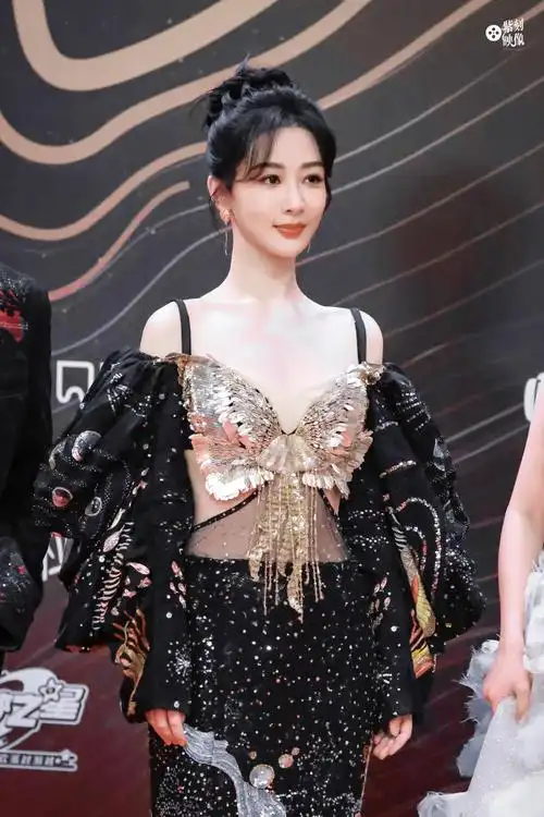 17星光大赏红毯"花开蝶自来 0396"@杨紫#杨紫 鎏金蝴蝶公主