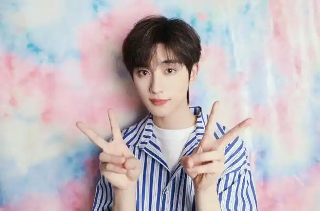 丁程鑫晒校服旧照