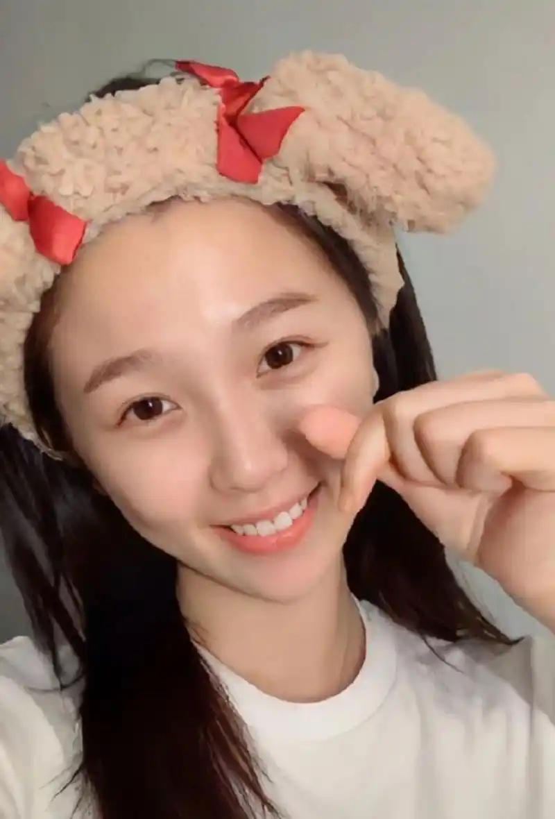 虞书欣素颜漂漂亮亮干干净净的,很清纯而且嘎嘎美