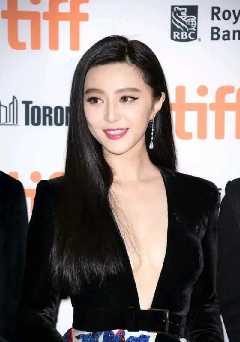 这张照片里,范冰冰选择了蓬松抹胸裙,银灰色的上衣点缀着亮片,衬托出