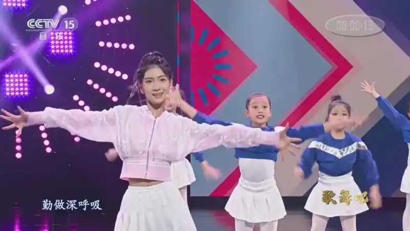 [中国节拍]歌曲《健康歌》 演唱:李昕融 舞蹈:微舞工作室