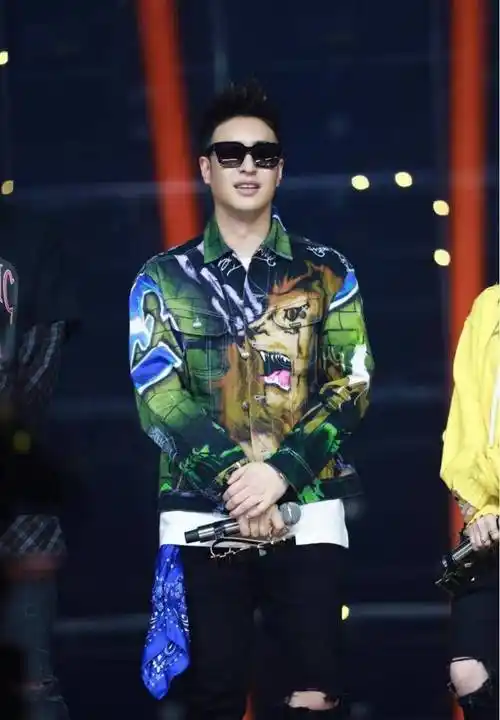 潘玮柏身穿棒球服出席演出,42岁阳光男孩范十足没有"大叔心情"_造型