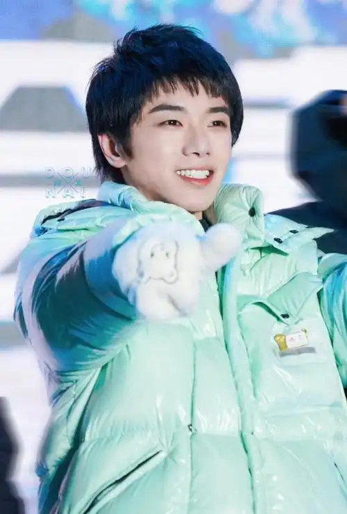 华晨宇,竟有"舞台上霸气的大魔王,生活中温柔软萌的小可爱"的反差萌!