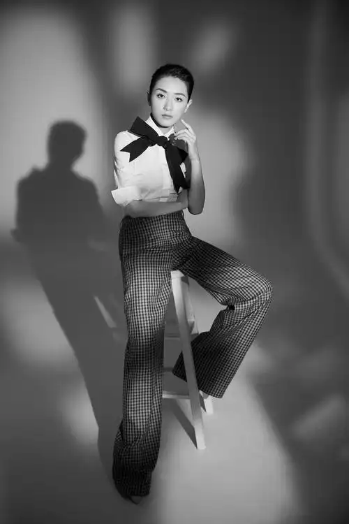 万茜黑白大片曝光 格纹阔腿裤造型大秀好身材