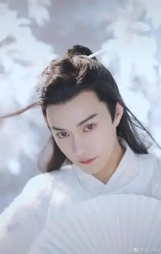 继与许凯同框被群嘲后,网红楚淇新照再遭吐槽,只能活在美颜里?