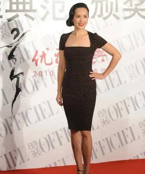 原创52岁蒋雯丽状态真好穿波点裙端庄大气搭配复古短发更优雅