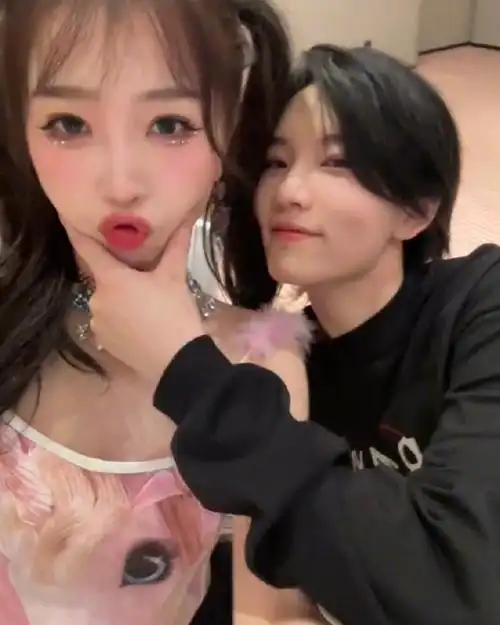 the9演唱会后台新合照##虞书欣陆柯燃喻言许佳琪孔雪儿合照