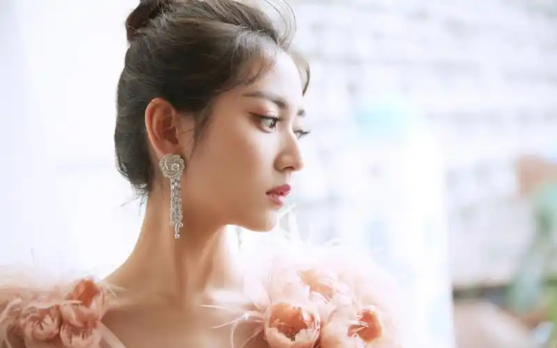 陈钰琪粉色长裙写真桌面壁纸