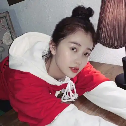 虞书欣丸子头托脸照