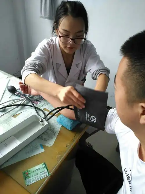 上遥镇中心卫生院配合镇政府开展2017年征兵体检工作