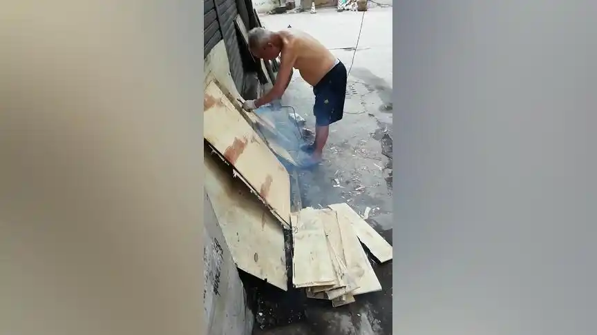 广东老头101岁身价过千万,几栋房收租,光着膀子穿着拖鞋