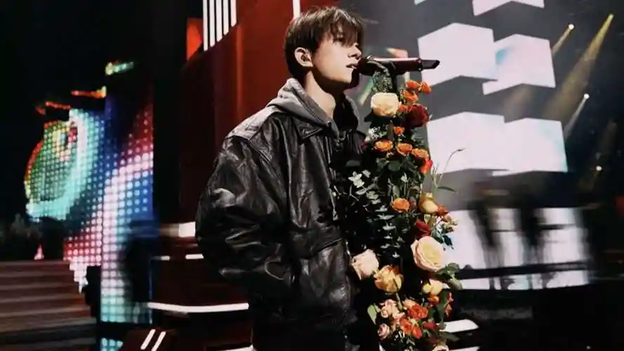 易烊千玺舞台立麦照帅气不羁,廓形皮夹克跟鲜花太配,不愧是氛围系帅哥