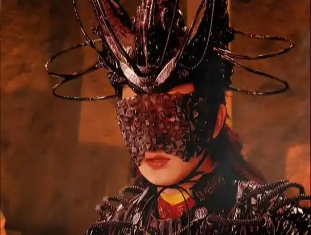 名唤"新月神教",该教的大boss江湖人称阿卑罗王,是一个整天带着面具