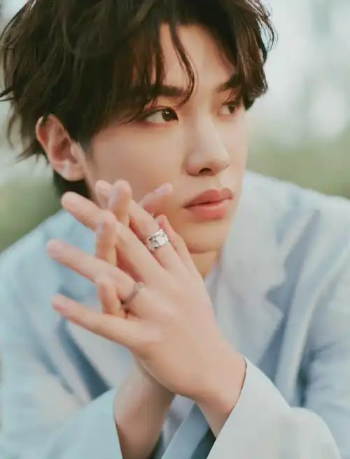 黄明昊春日氛围感写真