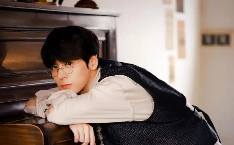 帅气暖男魏哲鸣时尚个人魅力,高清图片-壁纸族