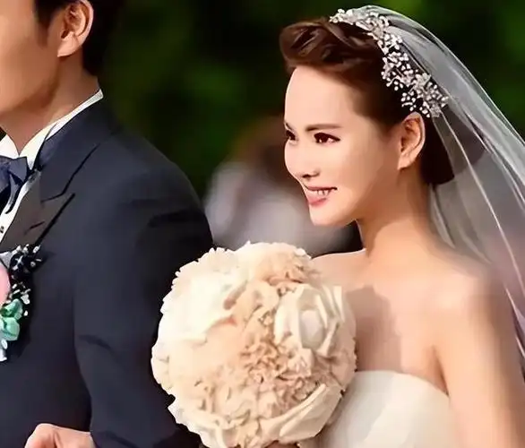 庾澄庆伊能静之子哈利女装引争议,网友看法不一