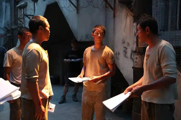 电影中难得一见的笑脸～《军舰岛》幕后花絮照再公开!