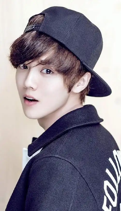 34岁鹿晗带货引热议,脸肿成"老姐姐",网友:撞脸65岁刘雪华