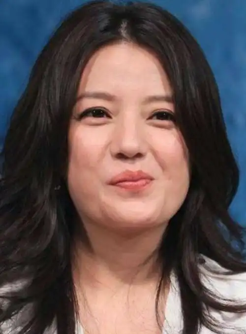 从网曝的素颜照看,卸妆后少了一些锐气和霸气,多了一份真实.   赵薇