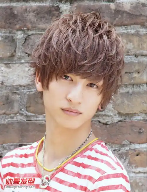 日式纹理烫发型 潮男冬季染发栗色很洋气