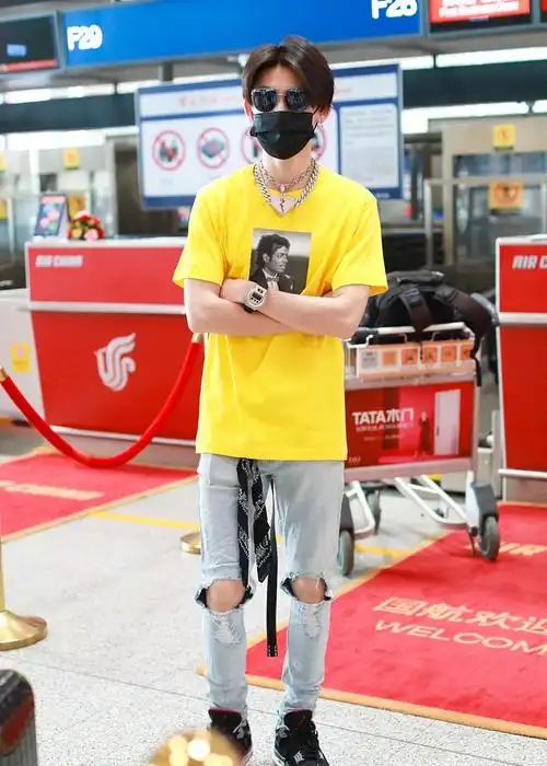 1 / 5 2020年7月1日,北京,小鬼王琳凯机场街拍.