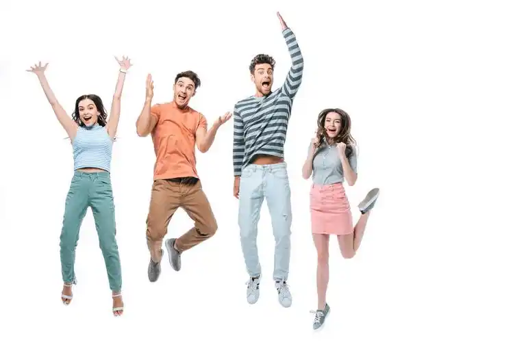 令人惊讶的美丽朋友欢欣鼓舞地跳着震惊