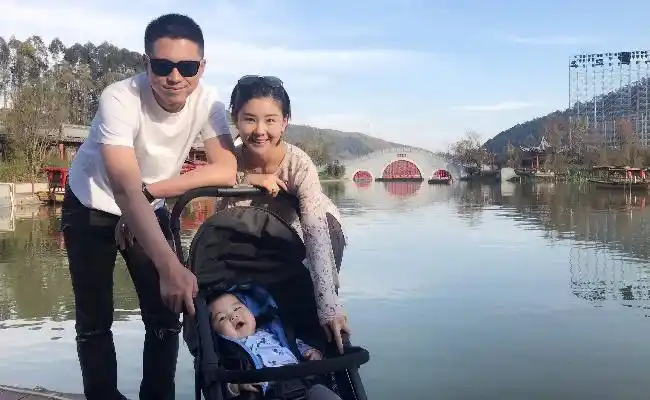 她曾出演冯巩的女儿,童星出道婚姻幸福,老公为她拒拍吻戏!