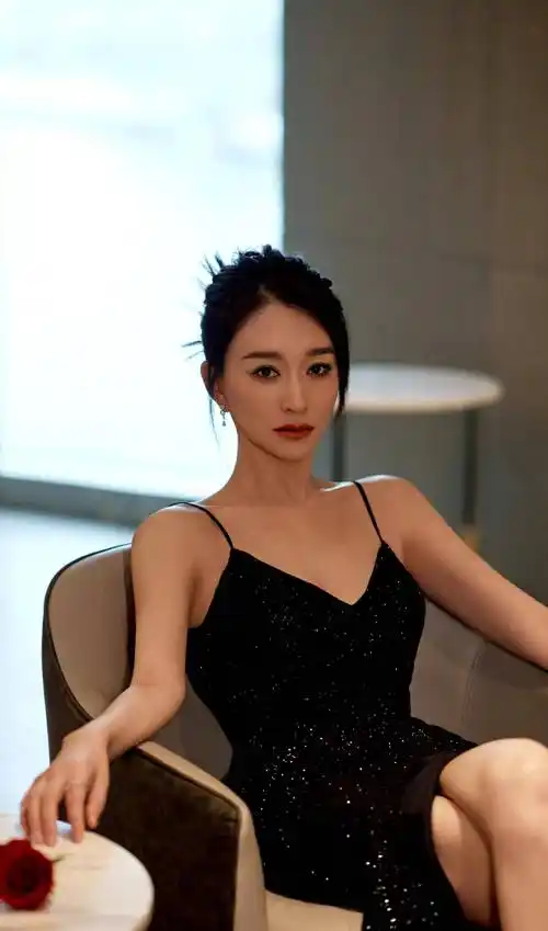 从外表上看,李小冉是一位非常美丽的女性,身材匀称,身高大约在1.