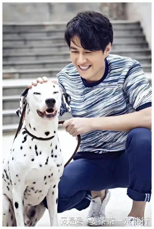 靳东参加两会!他身份好厉害,穿蓝色西装帅气儒雅,领导范儿十足