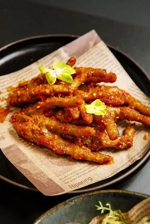 卤过的炸鸡爪口感直接升值加倍,一抿脱骨,有卤过的软烂q弹,吃着不仅