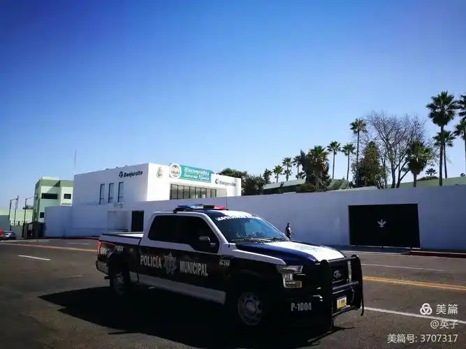 墨西哥军营,拍照时正遇警车经过,两警察减速挥手招呼,非常友和.