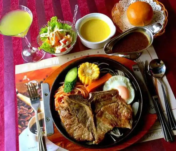 浪漫的情侣西餐,微醺红酒,梦幻的用餐环境,窗外月光如水,海底月是