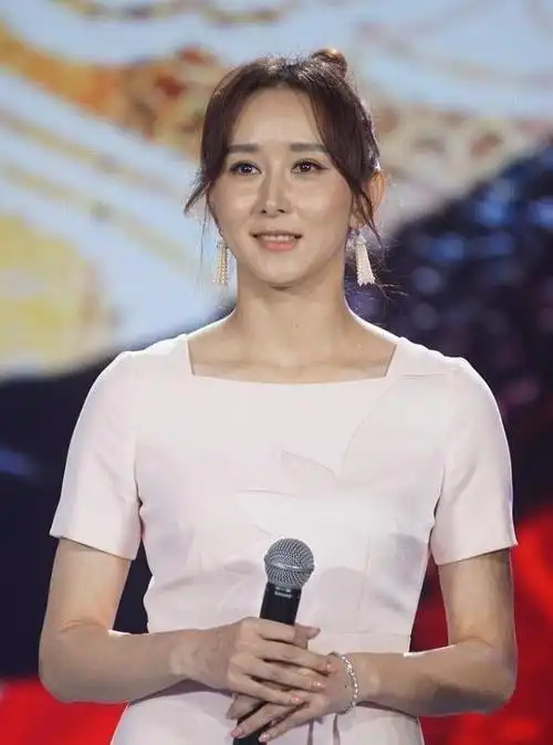 胡静保养得真到位素颜出镜也能打40多岁了看着也不憔悴