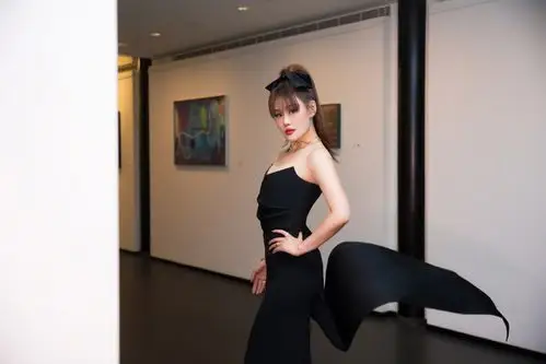 > 袁娅维低胸飘带长裙时尚写真图片(2/8)