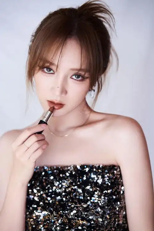 孟佳超话一抹水光,赴夏日灵感之约惬意今夏,与@m孟佳j一起 mac水漾