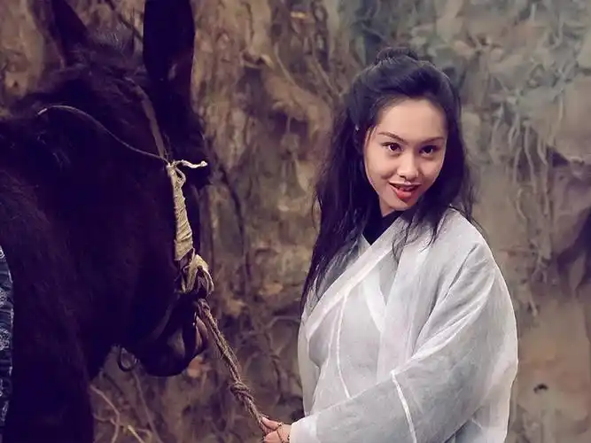 52岁朱茵现状:住深山残屋开97年破车,成了娱乐圈李子柒