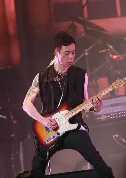 朱茵带6岁女儿黄莺捧场老公演唱会,黄贯中台上亲吻女儿超宠溺!