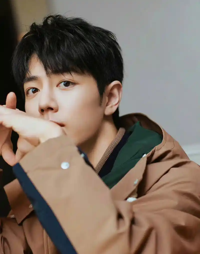 肖战米兰时装周看秀的造型好帅