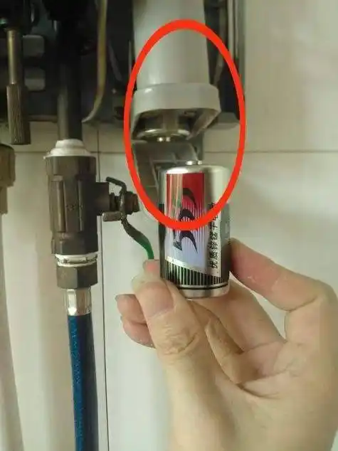 看看有没可能是电源有没有正常接通,如果你家的热水器是用电池的,可以